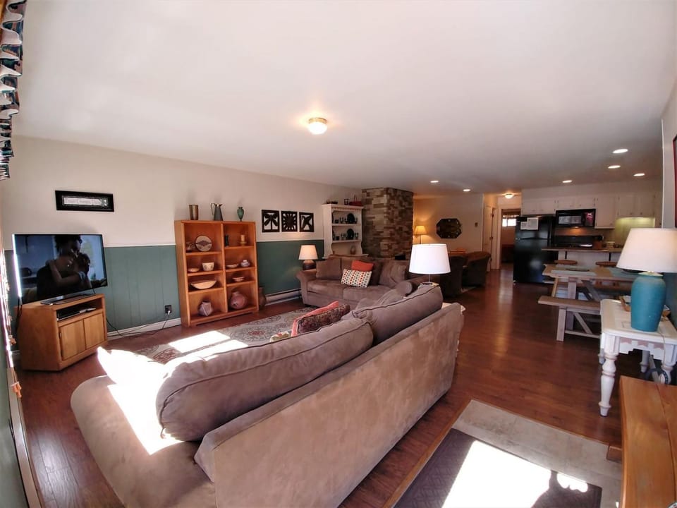Day, TV and multimedia, Kitchen or kitchenette, Living room, furniture