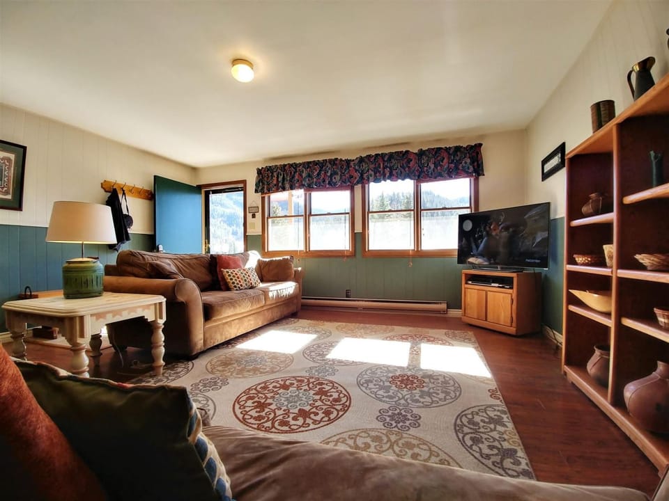 Day, TV and multimedia, View (from property/room), Living room, Seating area, Mountain view, furniture, heating