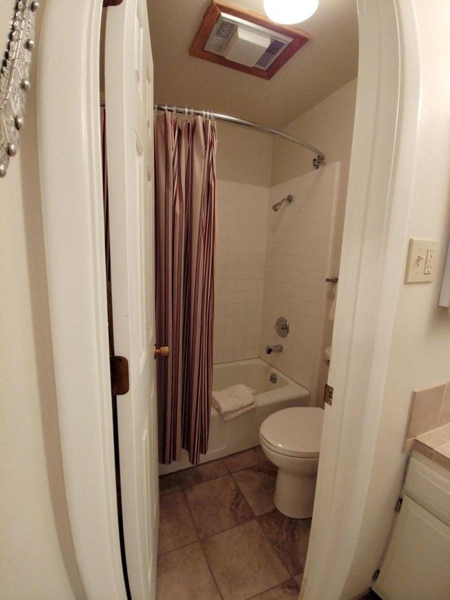 Shower, Toilet, Bathroom, Bath, towels