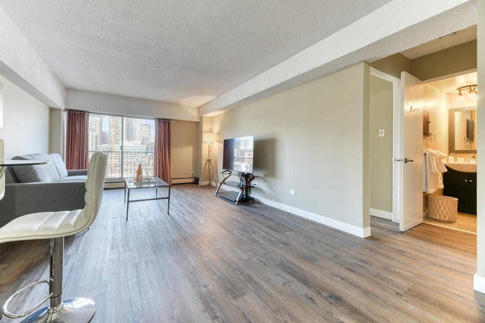 A Spacious Downtown 1-bed Suite Apartment in Calgary