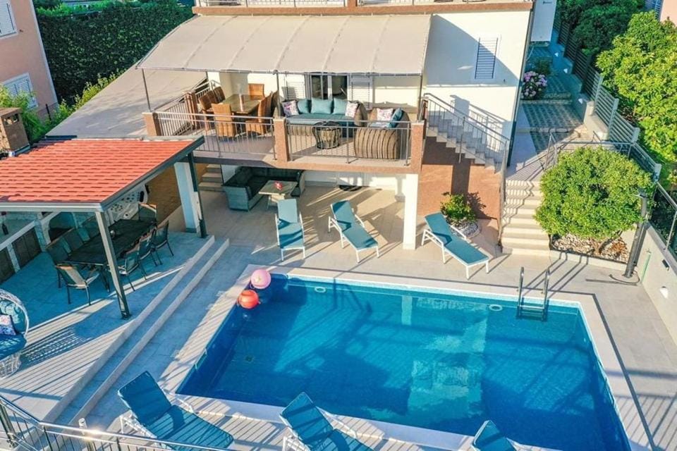 Property building, Balcony/Terrace, Pool view, Swimming pool, Swimming pool, sunbed