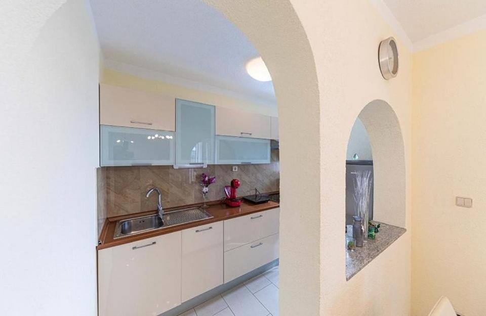 Kitchen or kitchenette, minibar, stove