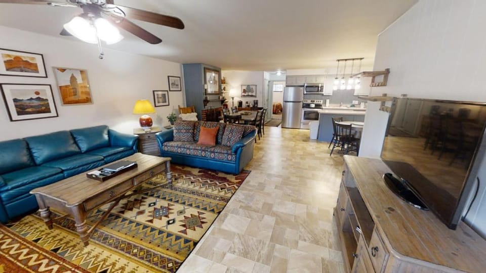 Day, TV and multimedia, Kitchen or kitchenette, Living room, Seating area, furniture