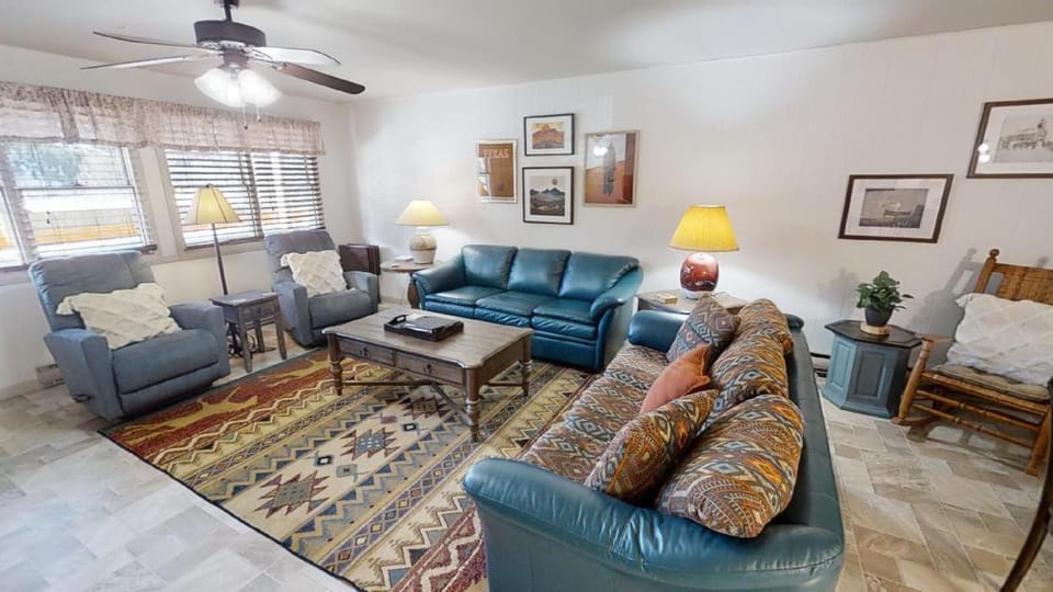 Day, Living room, Seating area, furniture