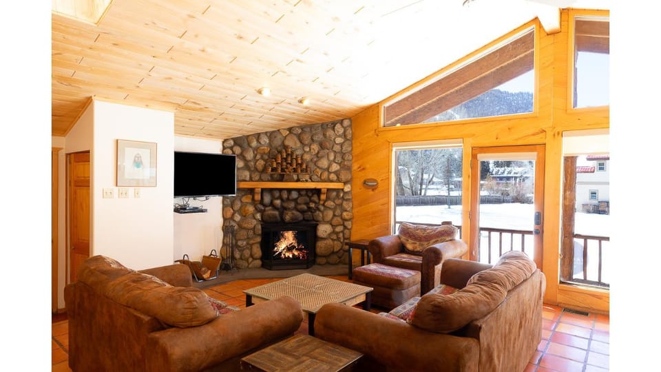 Winter, TV and multimedia, Living room, Seating area, Mountain view, fireplace, furniture