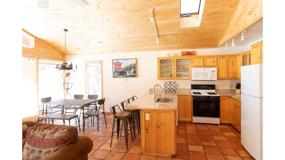 Day, TV and multimedia, Kitchen or kitchenette, Living room, Seating area, Dining area, furniture, microwave, oven, stove, kitchen
