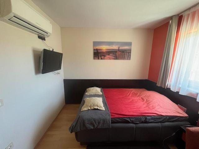 TV and multimedia, Photo of the whole room, Bedroom, air conditioner