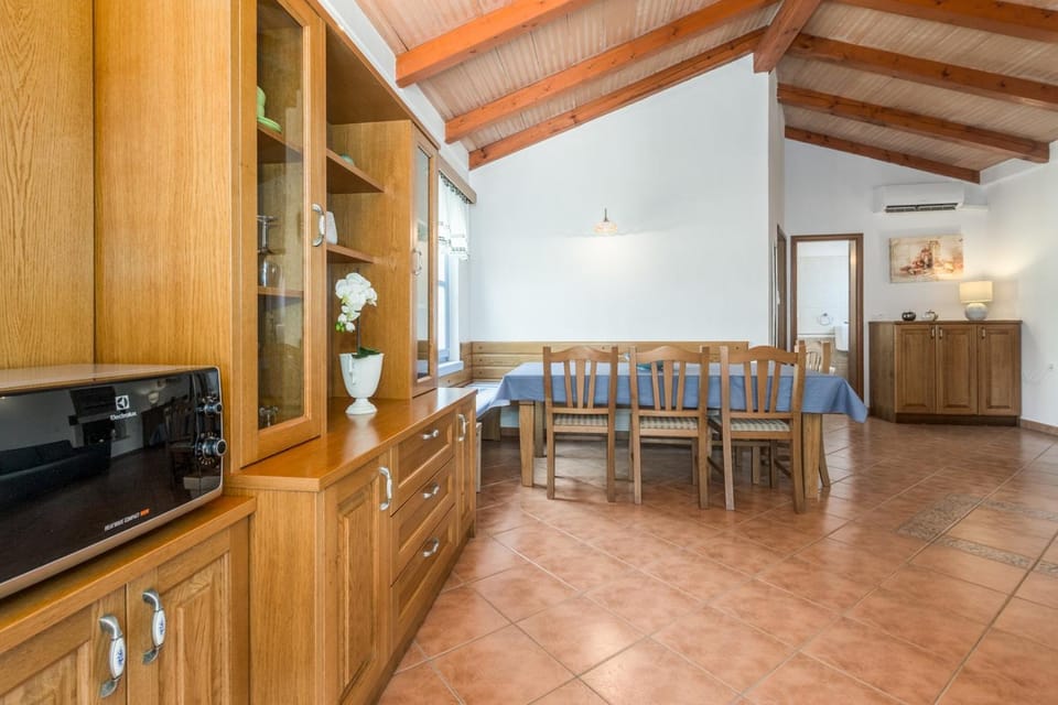 Kitchen or kitchenette, Dining area, pet friendly