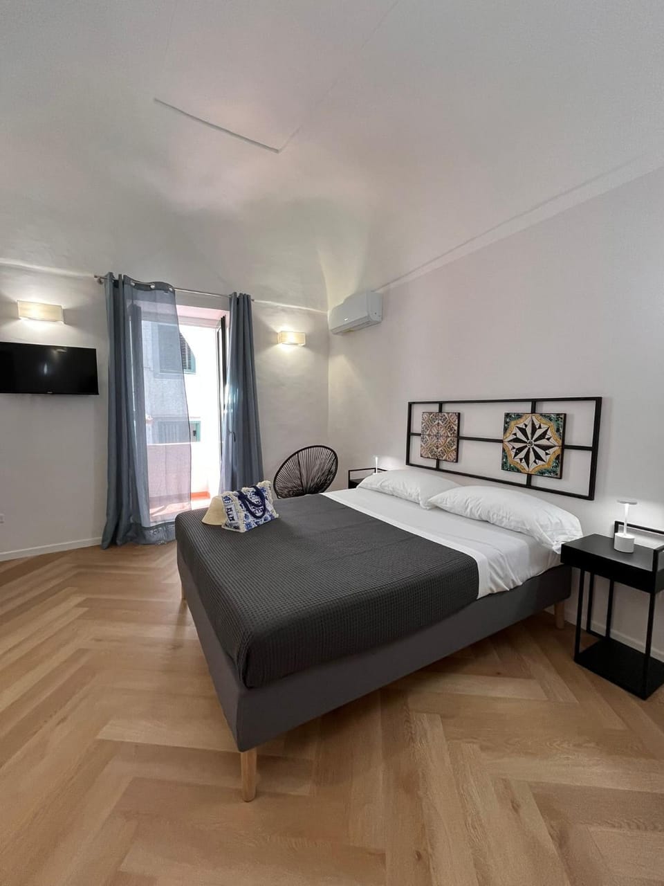 Bed, Photo of the whole room, Bedroom, air conditioner