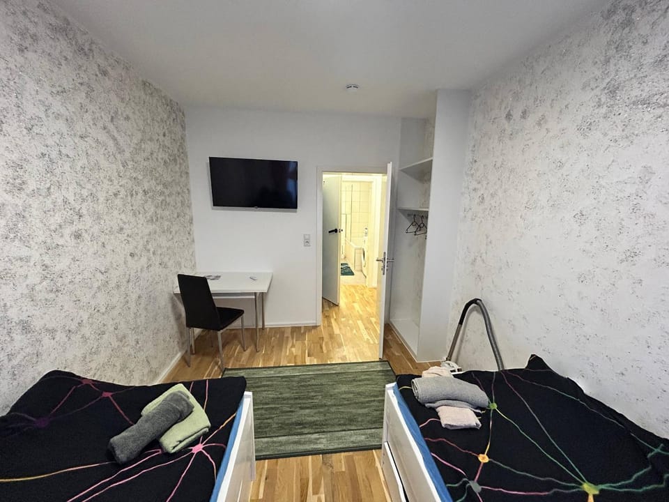 Bed, TV and multimedia, Bedroom