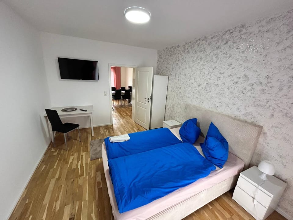 Bed, TV and multimedia, Bedroom