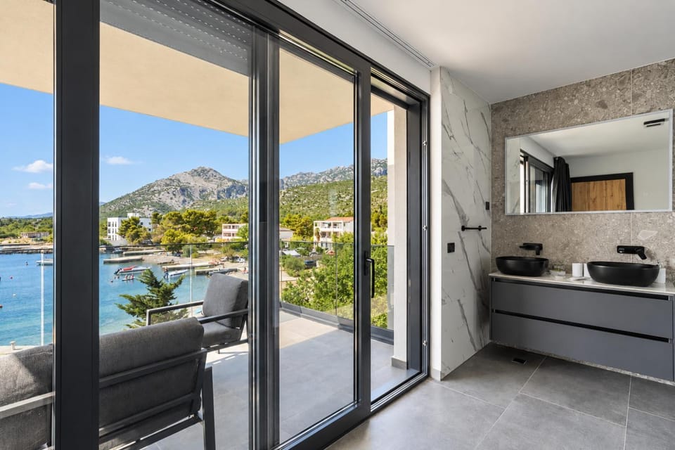 Bedroom, Mountain view, Sea view