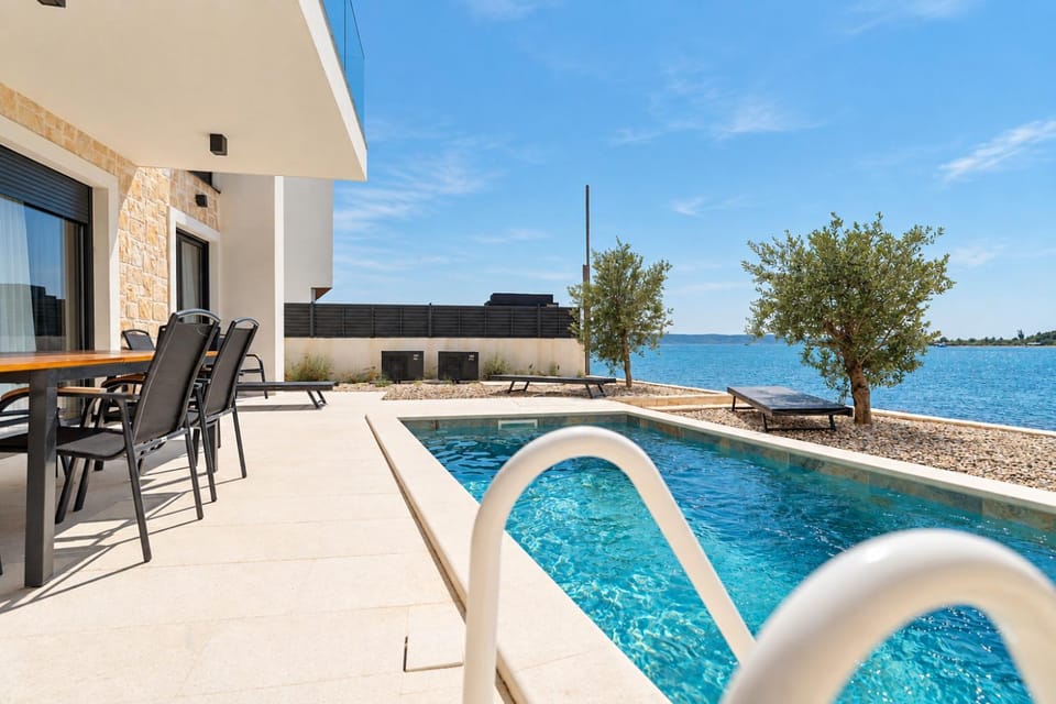Natural landscape, View (from property/room), Balcony/Terrace, Pool view, Sea view, Swimming pool