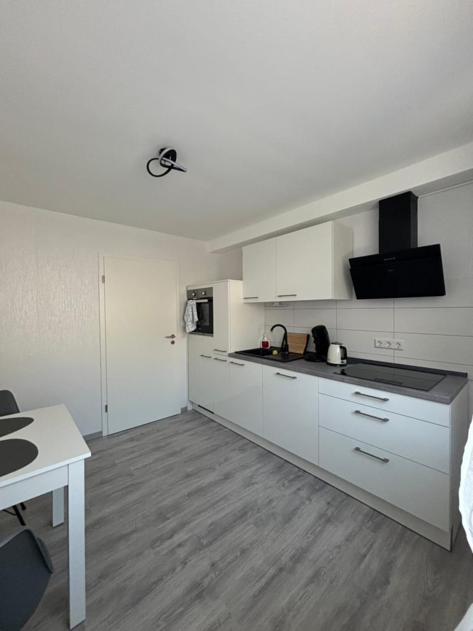 Coffee/tea facilities, Kitchen or kitchenette, Dining area, oven, stove, toaster