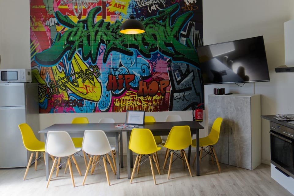 TV and multimedia, Seating area, Dining area