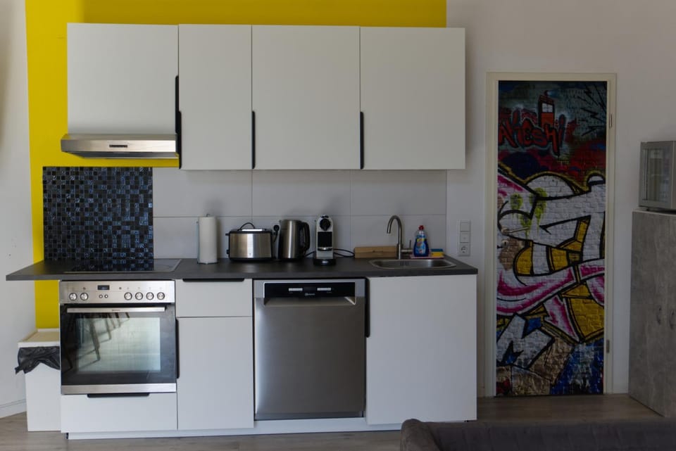 Coffee/tea facilities, Kitchen or kitchenette, dishwasher, oven, stove, toaster