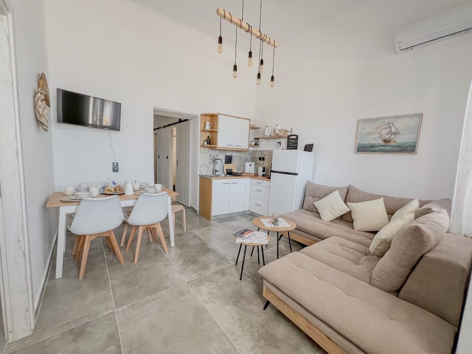 Kitchen or kitchenette, Living room, Seating area