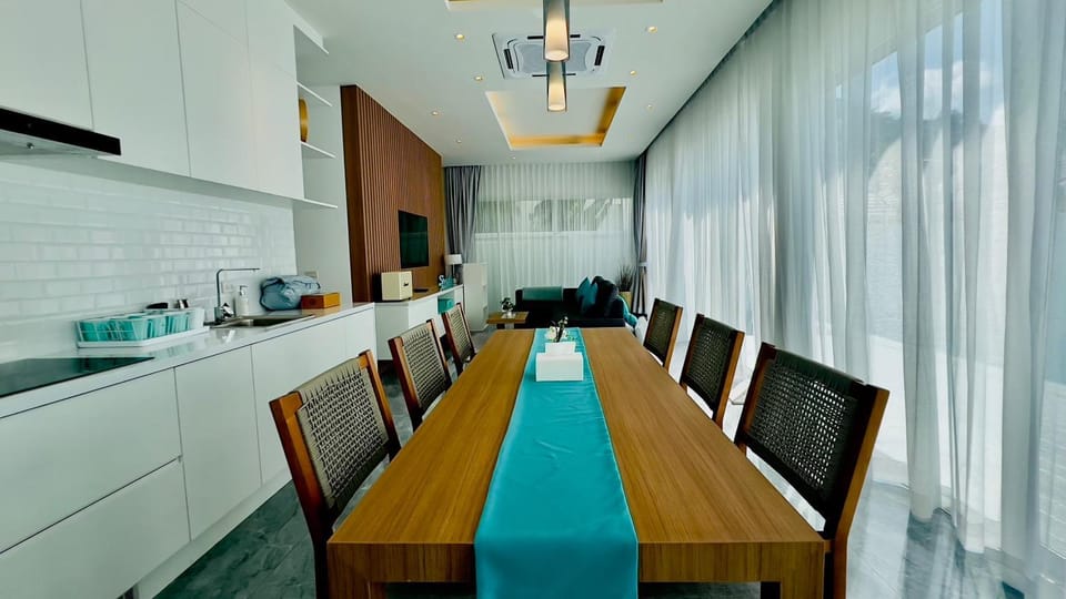 Kitchen or kitchenette, Seating area, Dining area