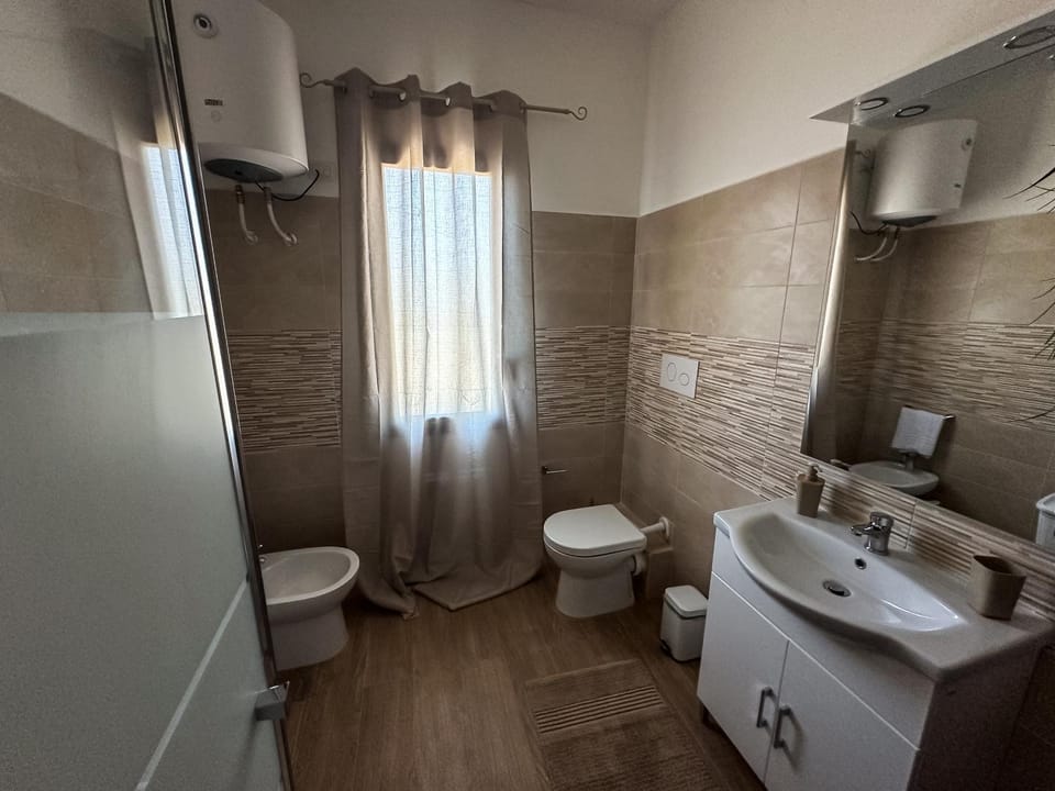 Shower, Toilet, Bathroom, bidet, towels