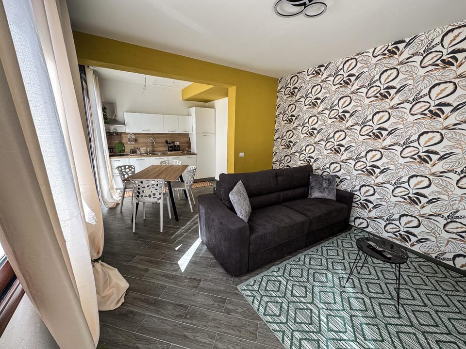 Kitchen or kitchenette, Living room, Seating area, Dining area