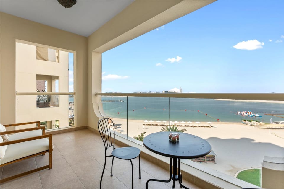 Exquisite 1BR with Private beach in Palm Jumeirah Apartment in Dubai