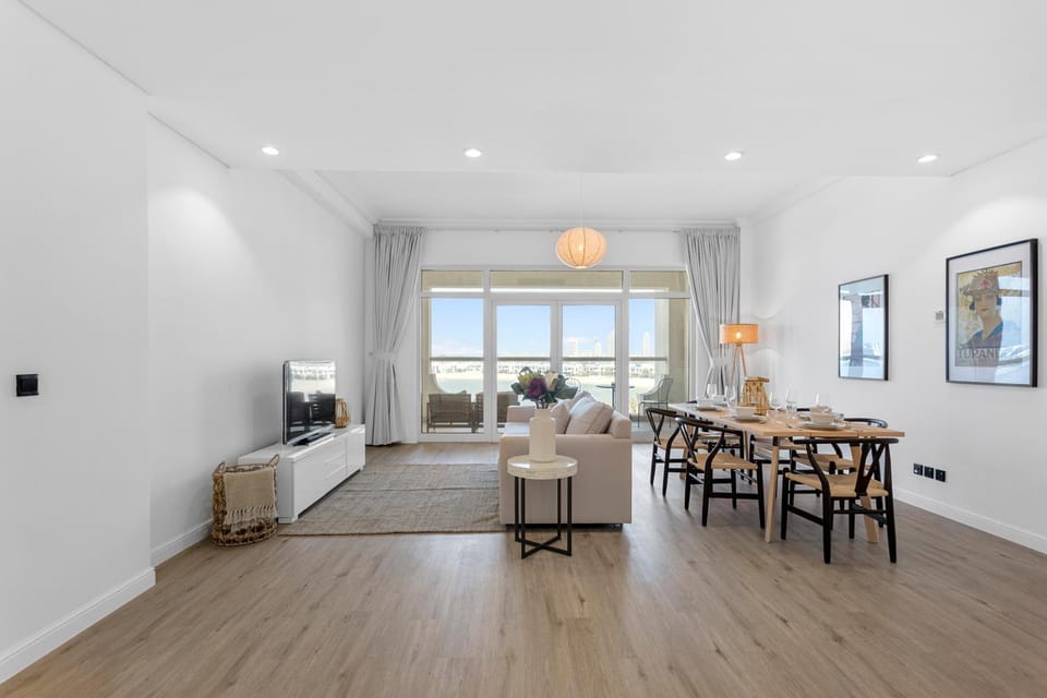 Exquisite 1BR with Private beach in Palm Jumeirah Apartment in Dubai