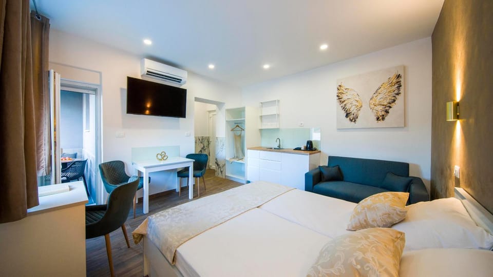 Living room, Photo of the whole room, Bedroom