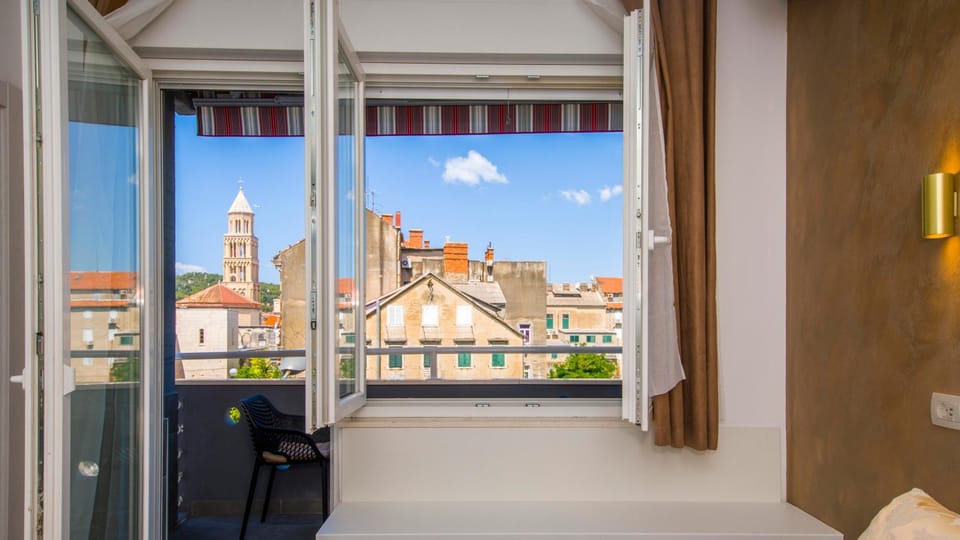 View (from property/room), Balcony/Terrace, City view