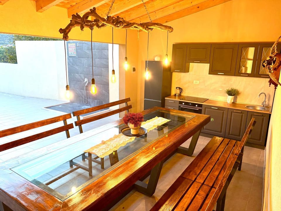 Kitchen or kitchenette, Living room, Seating area, Dining area, minibar, pet friendly, stove