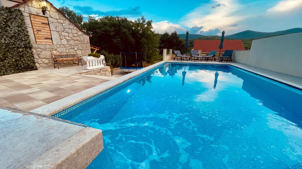 Day, Natural landscape, Pool view, Swimming pool, sunbed