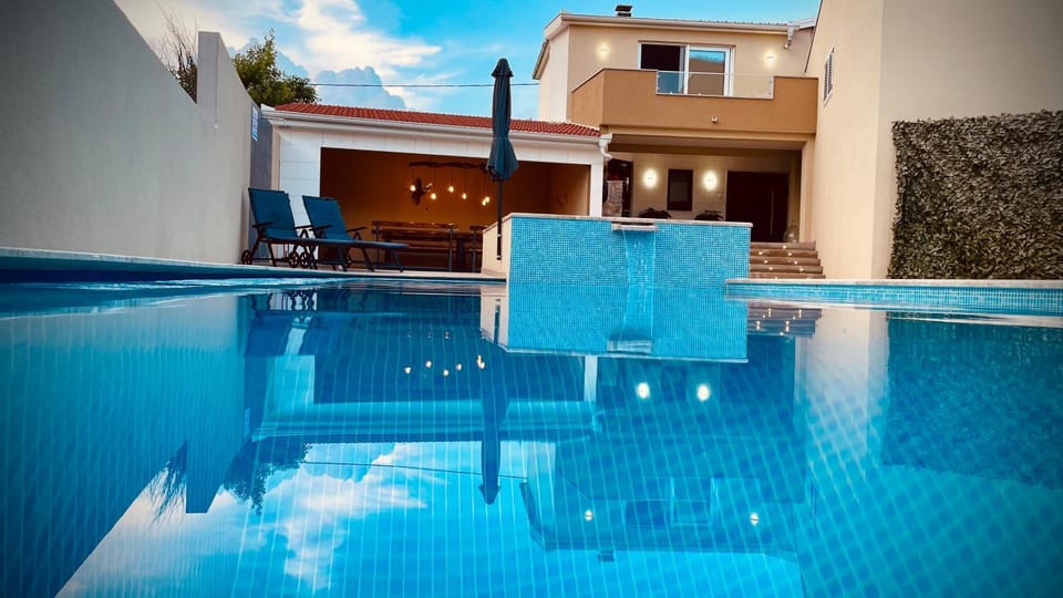 Property building, Day, Pool view, Swimming pool, sunbed