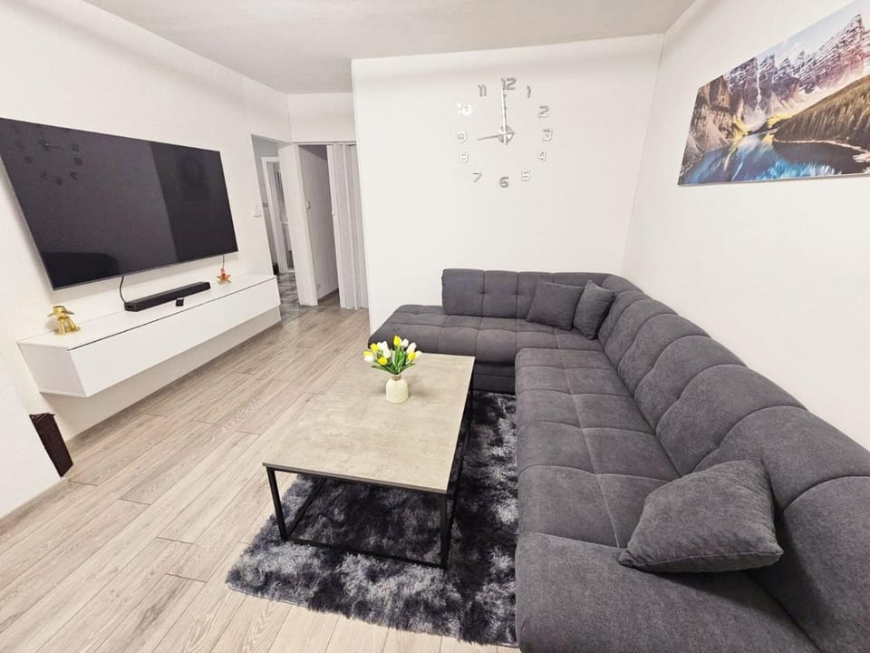 Communal lounge/ TV room, TV and multimedia, Living room, Seating area, Evening entertainment