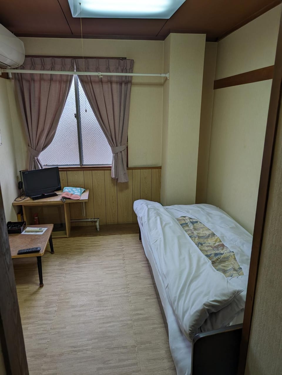 Photo of the whole room, Bedroom