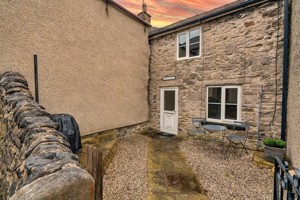 Property building, Facade/entrance, Off site