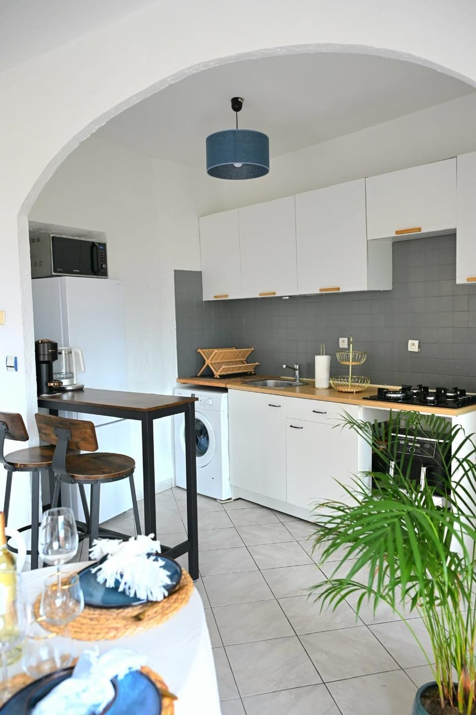 Decorative detail, Dining area, minibar, oven, stove, kitchen