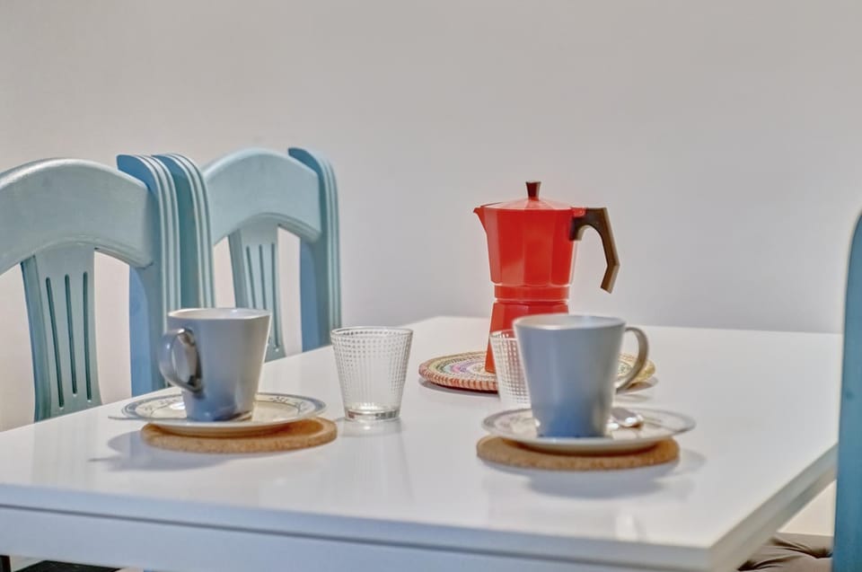 Coffee/tea facilities, Kitchen or kitchenette, Dining area