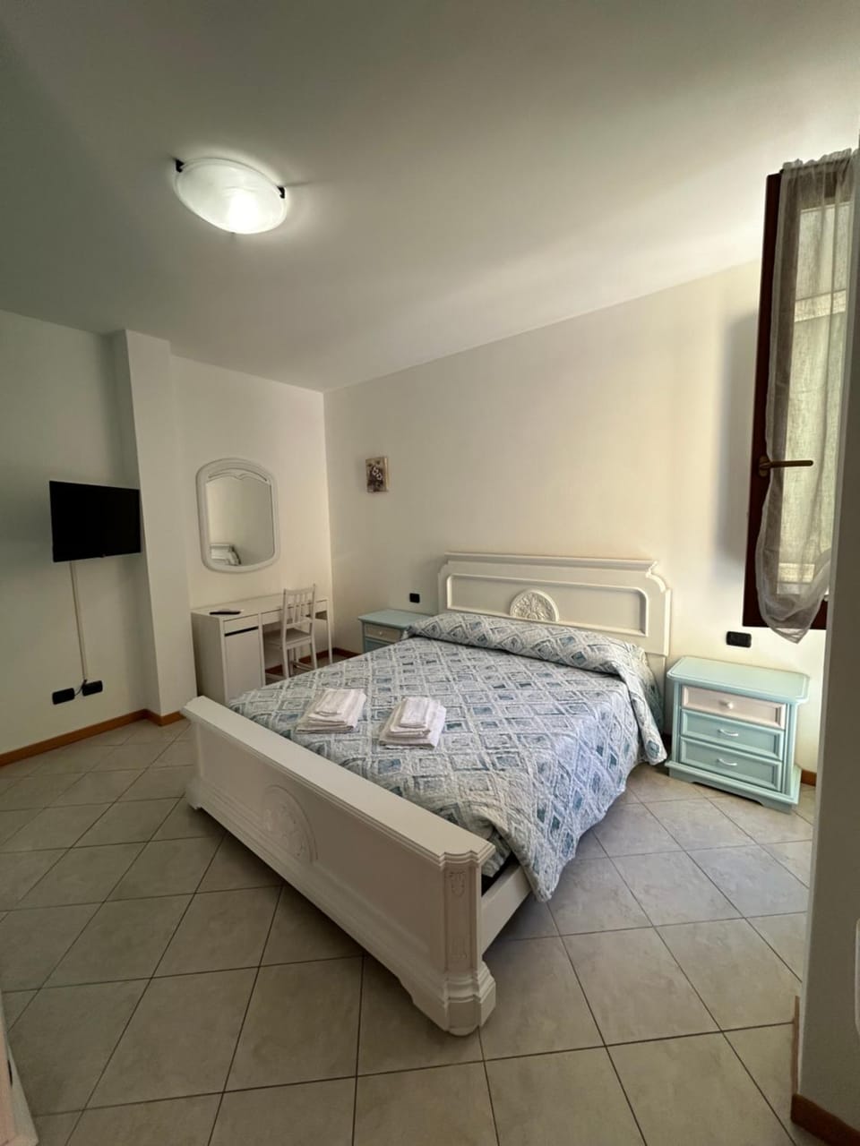 Bed, TV and multimedia, Bedroom, towels, air conditioner