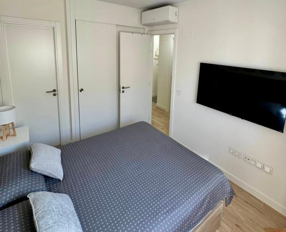 Bed, TV and multimedia, Photo of the whole room, Bedroom, wardrobe
