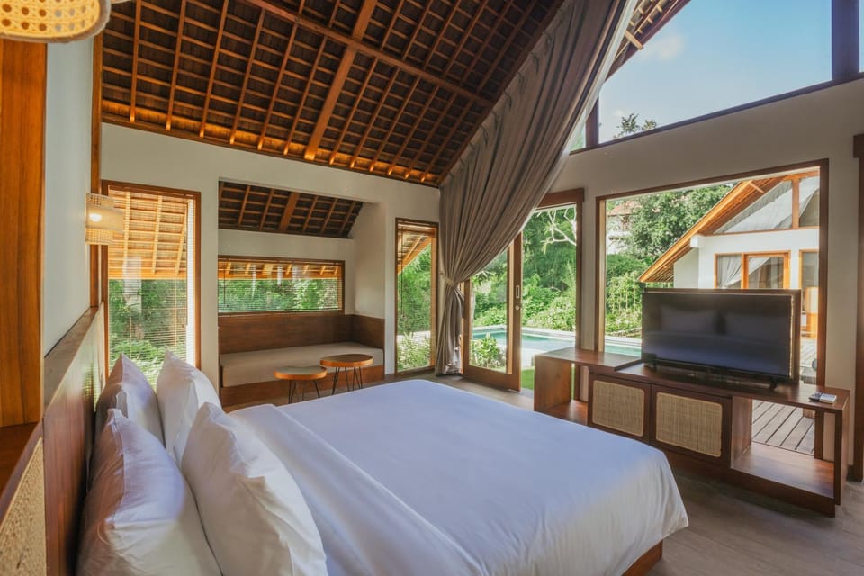 Bed, TV and multimedia, Photo of the whole room, Bedroom