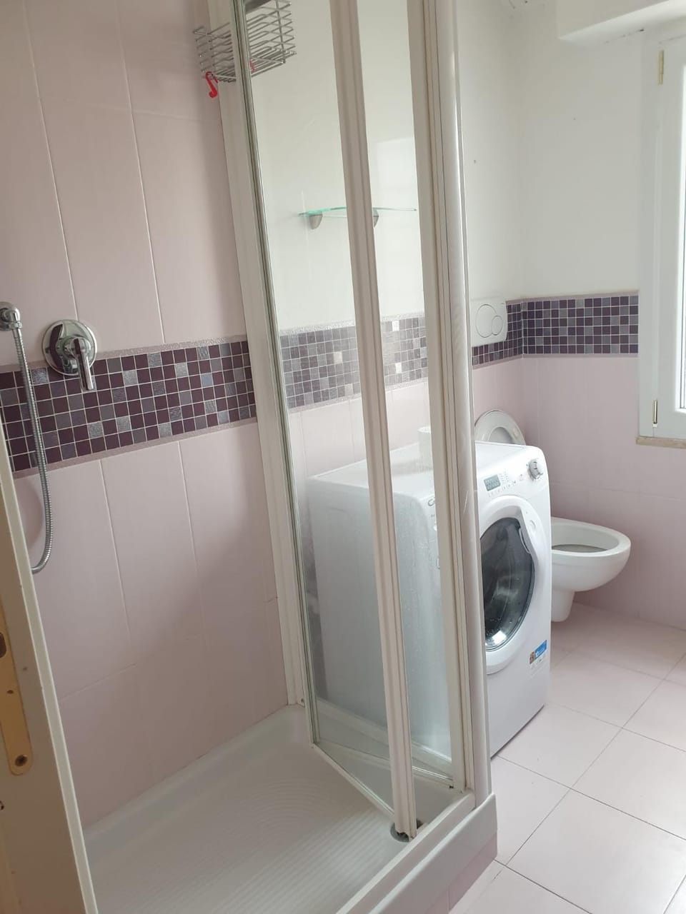 Shower, Toilet, Bathroom, bidet, towels, washing machine, Internal: Not applicable to any particular room