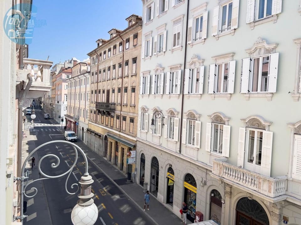 Cassa di Risparmio 11 Tirabora Short Rent Apartment in Trieste