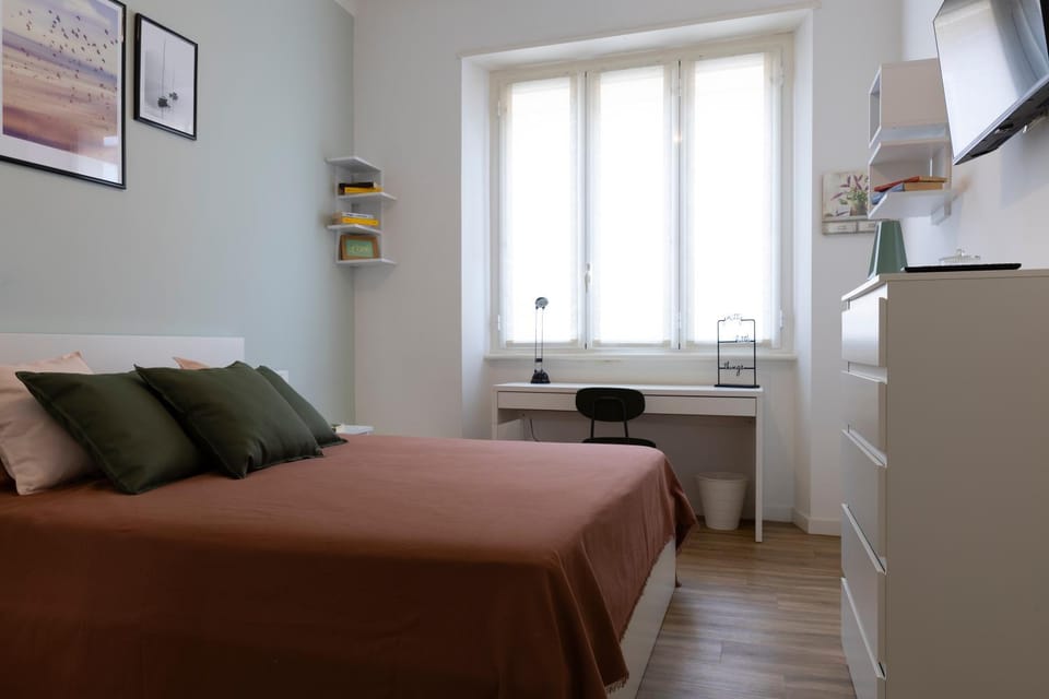 Bed, TV and multimedia, Bedroom