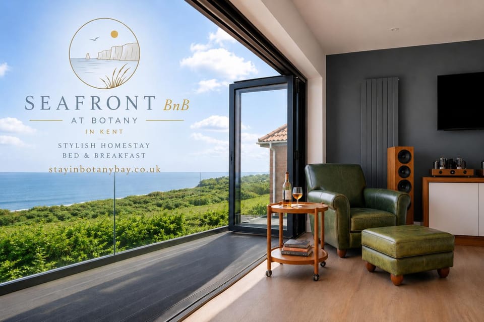 Communal lounge/ TV room, Day, Natural landscape, Living room, Seating area, Sea view