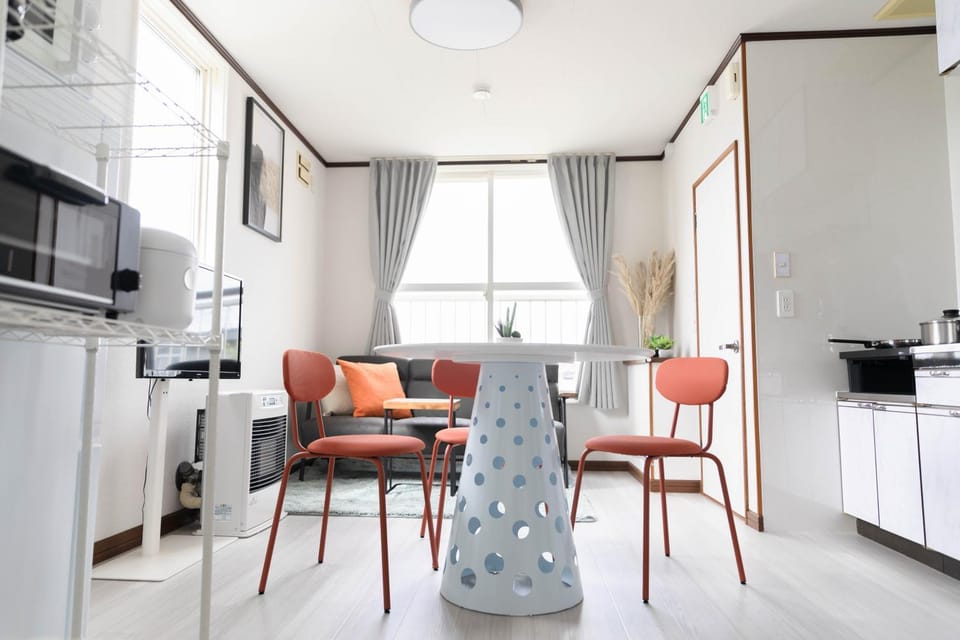 TV and multimedia, Kitchen or kitchenette, Living room, Dining area, stove, toaster