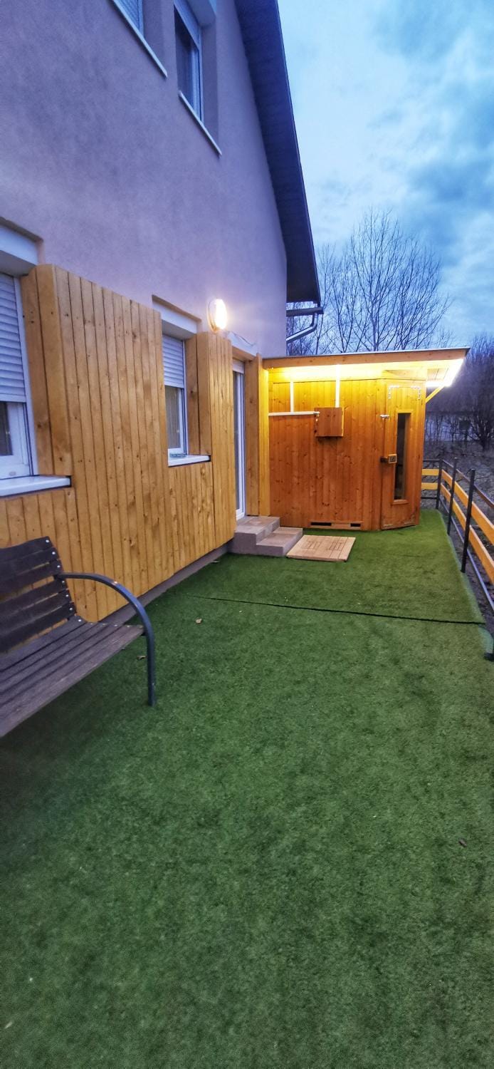 Rigófészek Apartmanház Apartment in Hungary