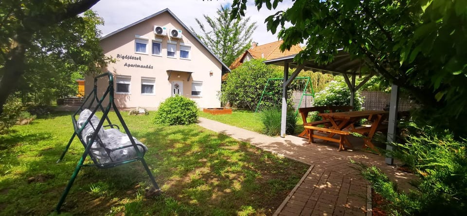 Rigófészek Apartmanház Apartment in Hungary
