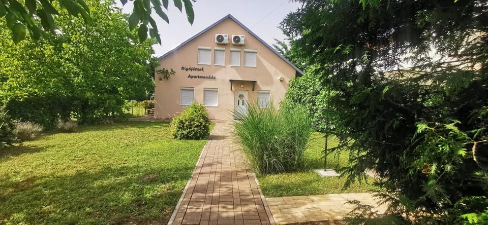 Rigófészek Apartmanház Apartment in Hungary