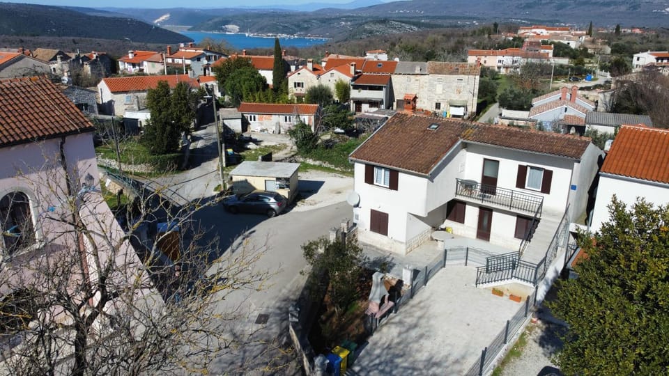Property building, Natural landscape, Bird's eye view, Mountain view, Sea view, Location, Parking