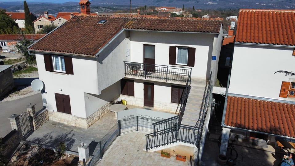 Property building, Patio, Balcony/Terrace, Parking