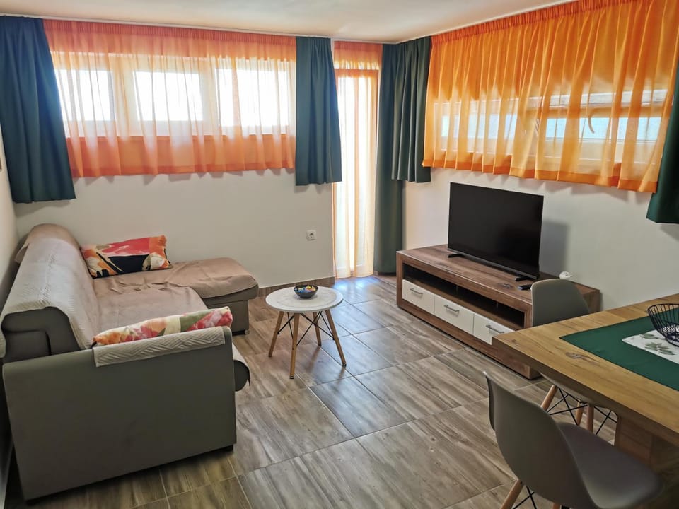 Property building, TV and multimedia, Living room, Seating area, Evening entertainment